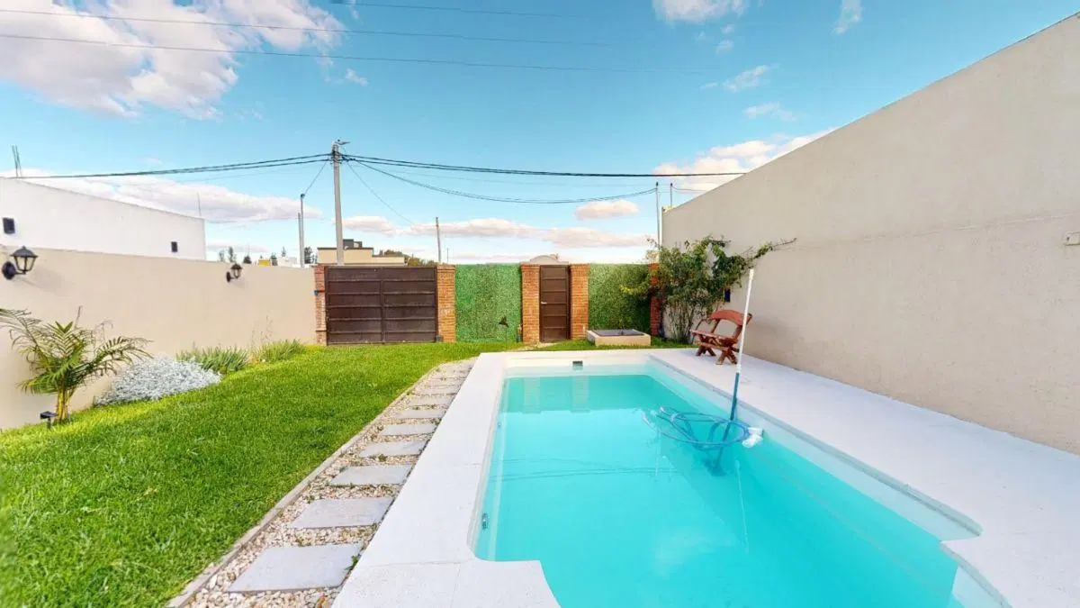 VENTA CASA 3 AMBIENTES CON PILETA QUINCHO Y COCHERA EN PETION CAÑUELAS 2
