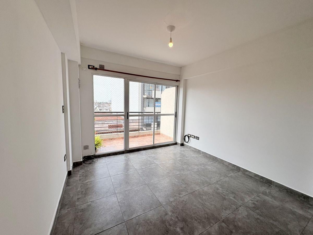 Foto de Departamento en alquiler en Monte Castro, imagen 2