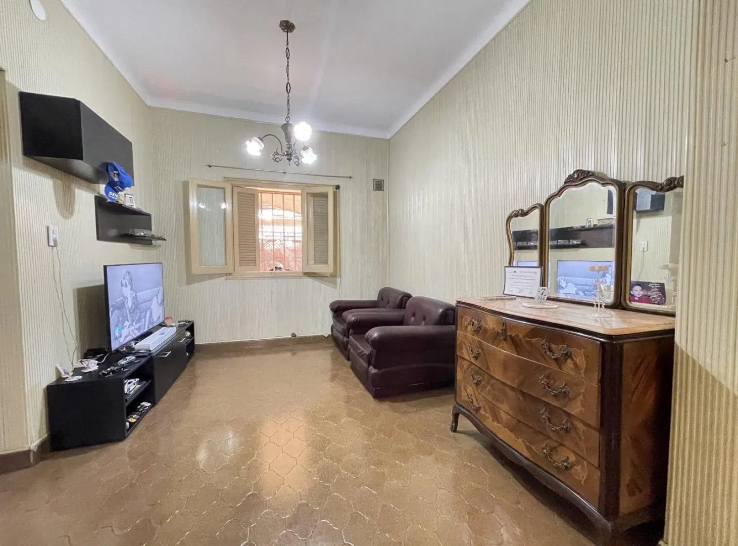 Casa dos dormitorios con cochera en B° Azcuenaga 3