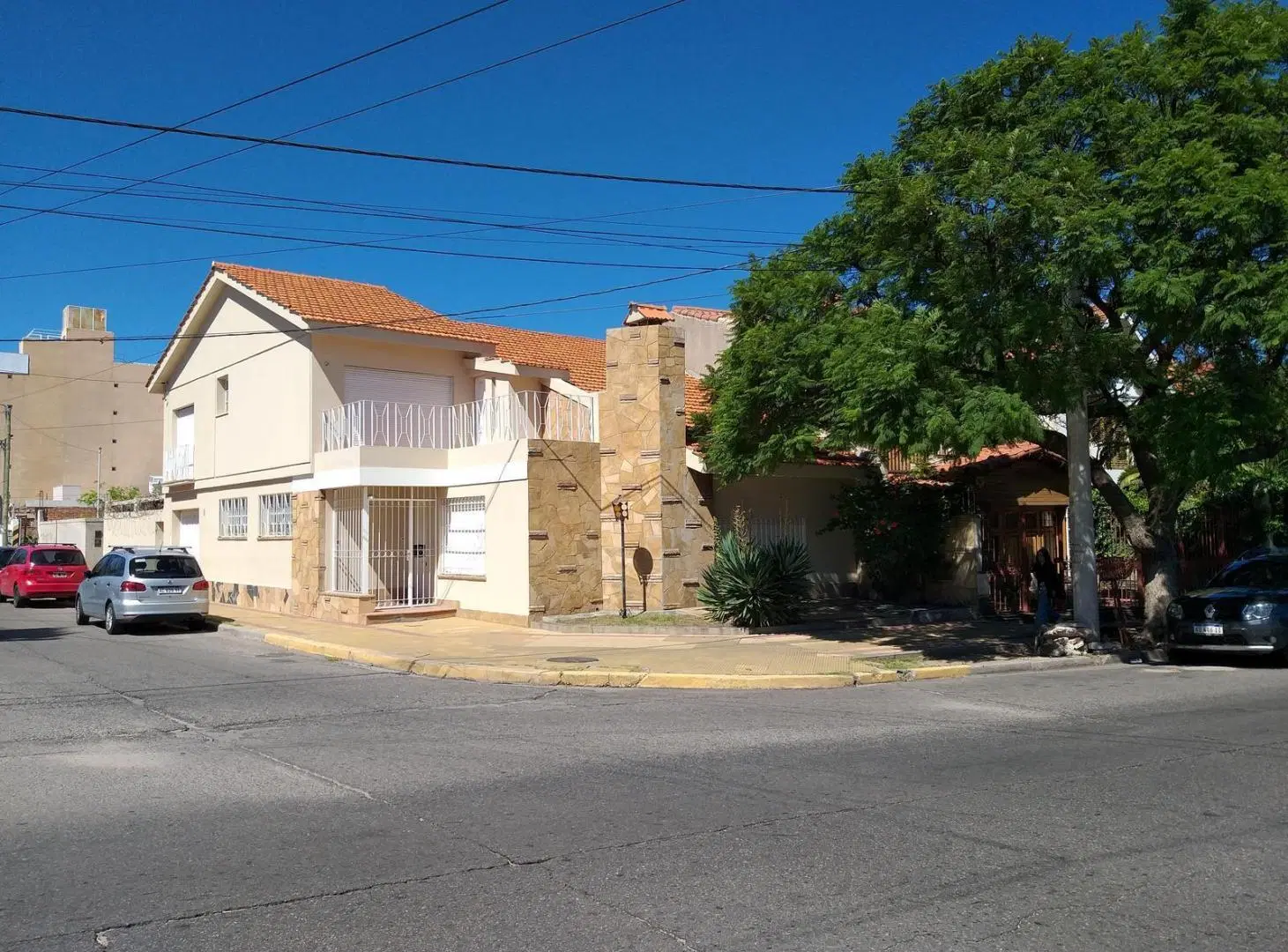 VENTA Casa 3 dormitorios. República del Libano N°201 8