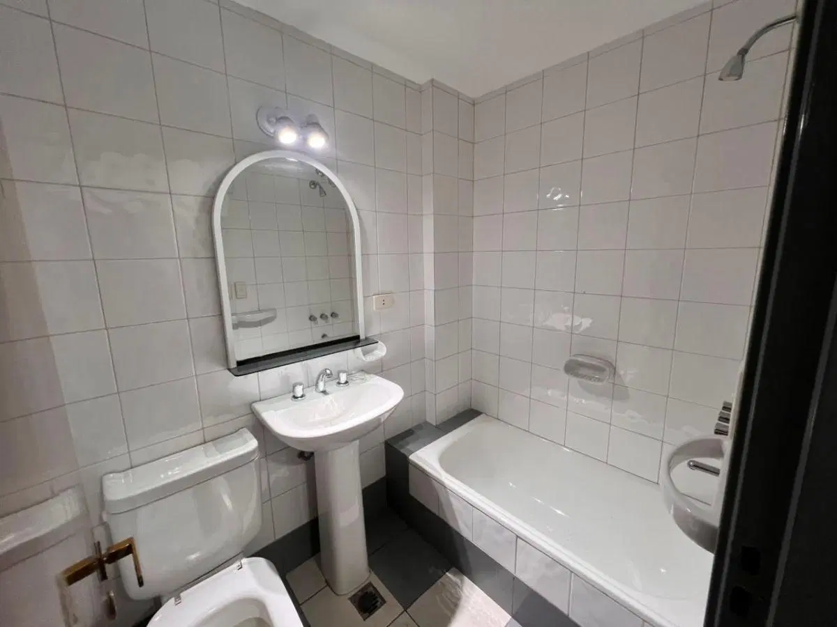 Departamento OFICINA USO PROFESIONAL en alquiler en Moron 3