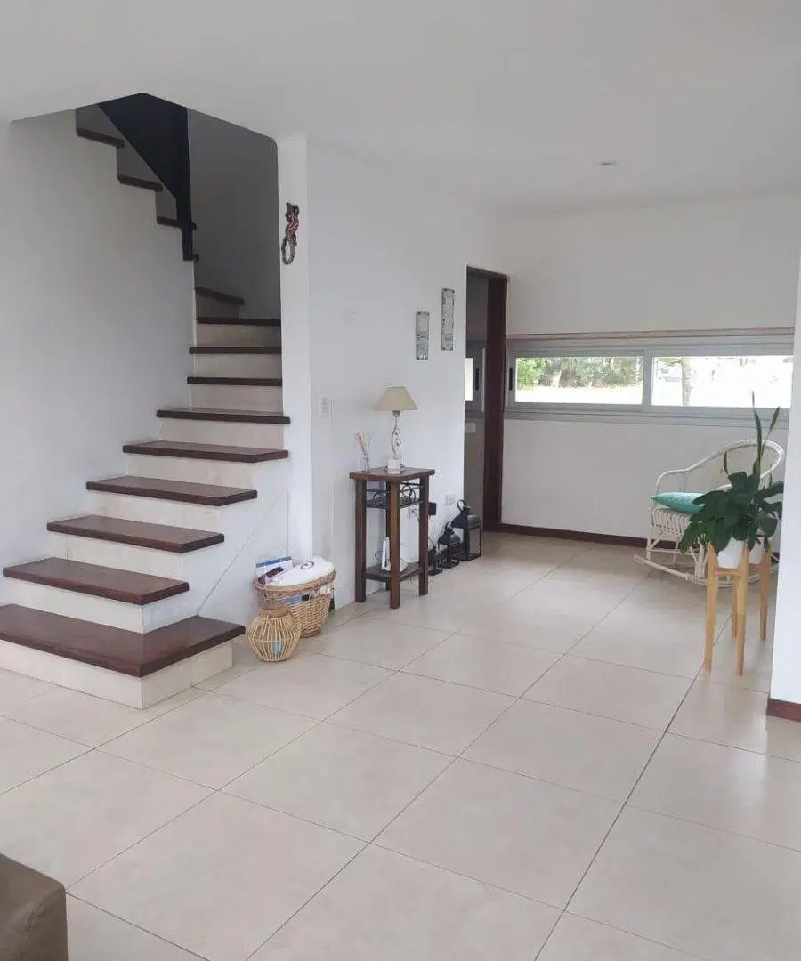 Espectacular casa 4 ambientes en Las Prunas 5