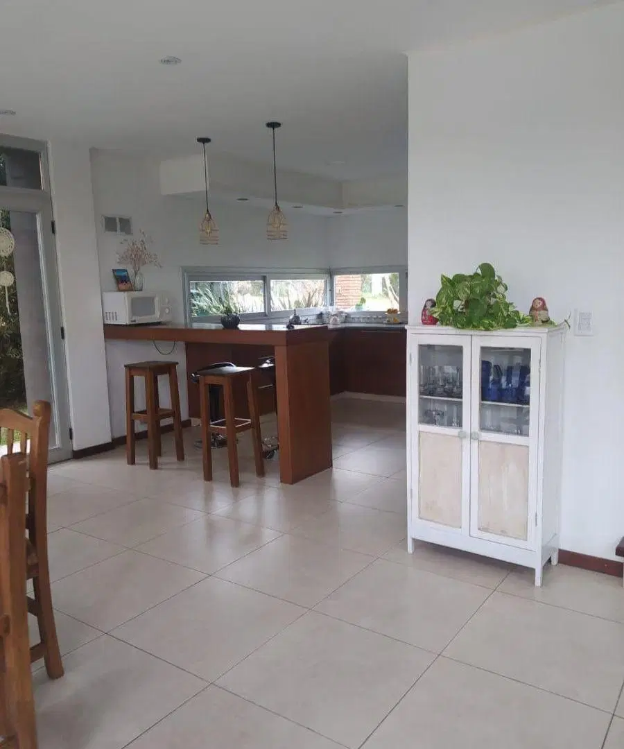 Espectacular casa 4 ambientes en Las Prunas 2