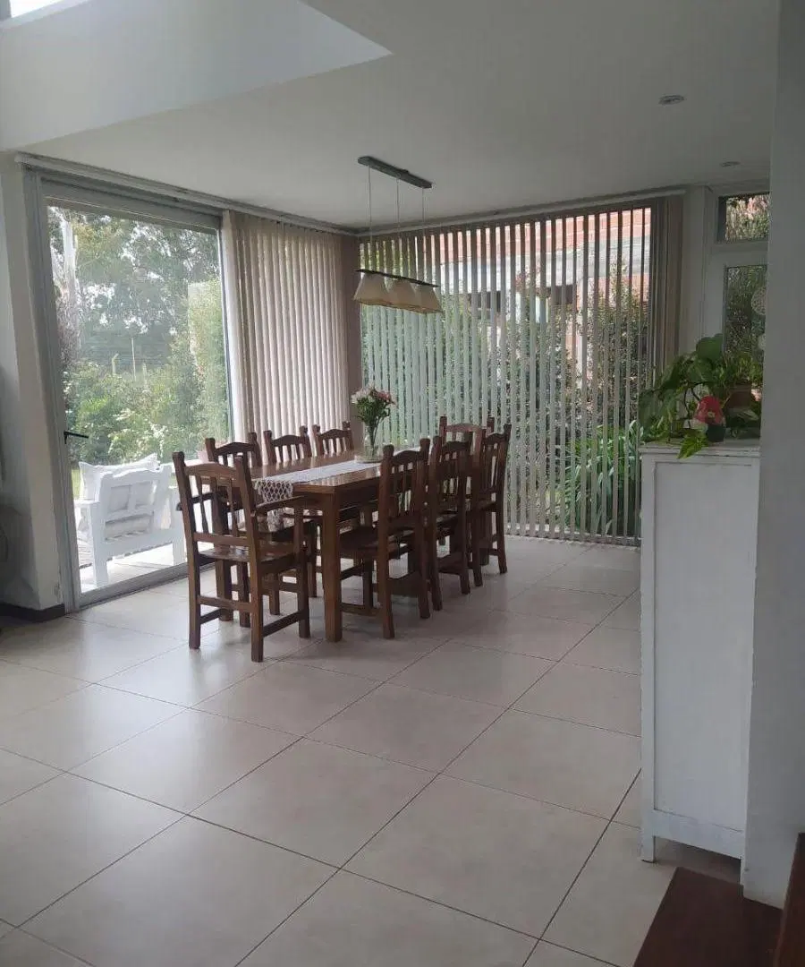 Espectacular casa 4 ambientes en Las Prunas 8