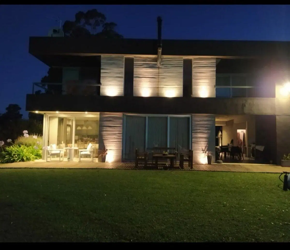 Espectacular casa 4 ambientes en Las Prunas 1
