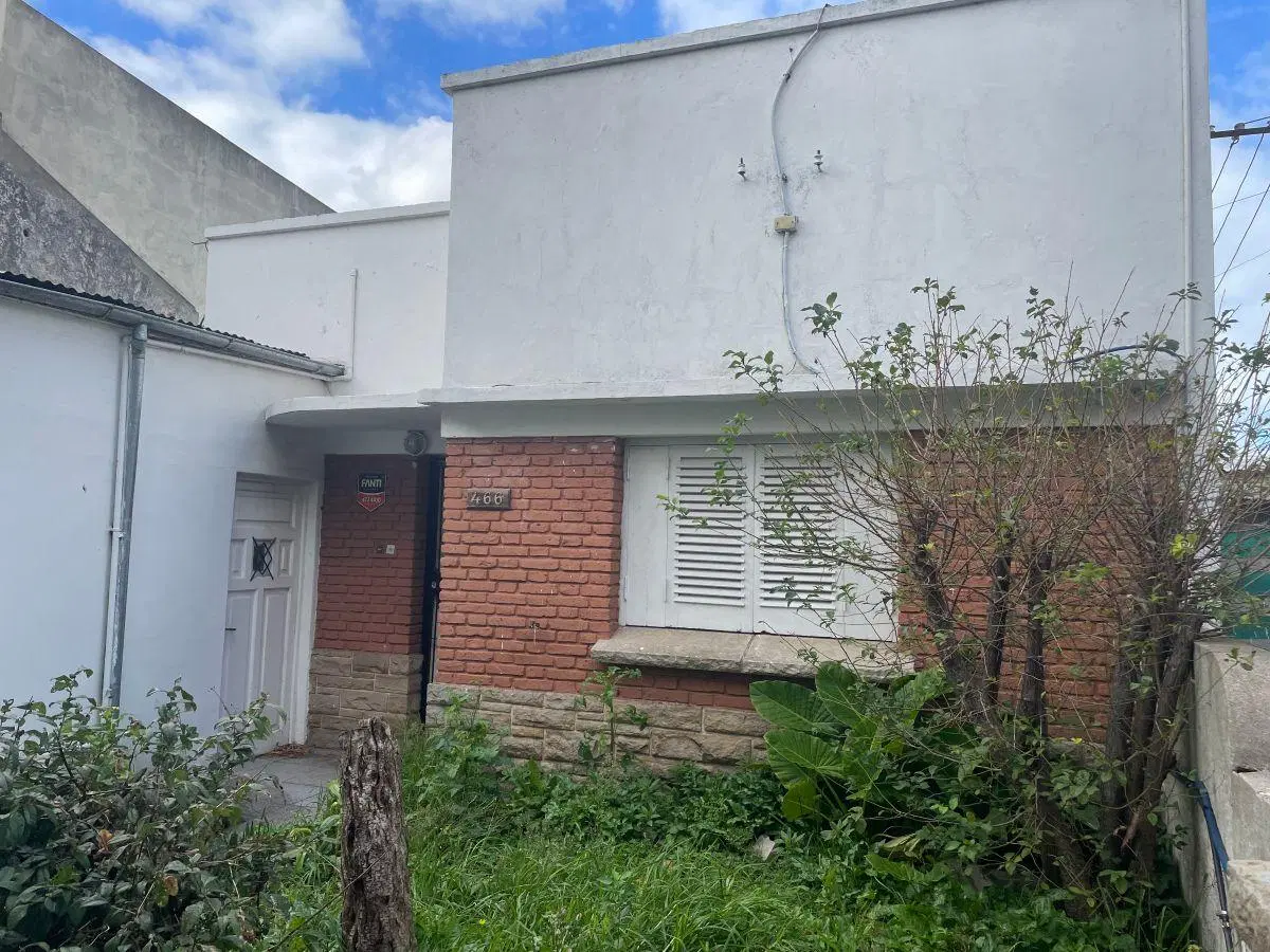 Casa 4 ambientes con amplio lote y Dto monoambiente ! 1