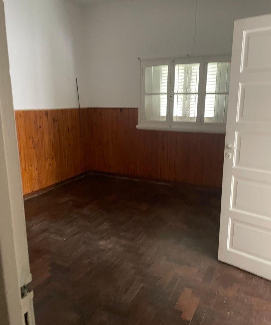 Foto de Casa 4 ambientes con amplio lote y Dto monoambiente !, imagen 2