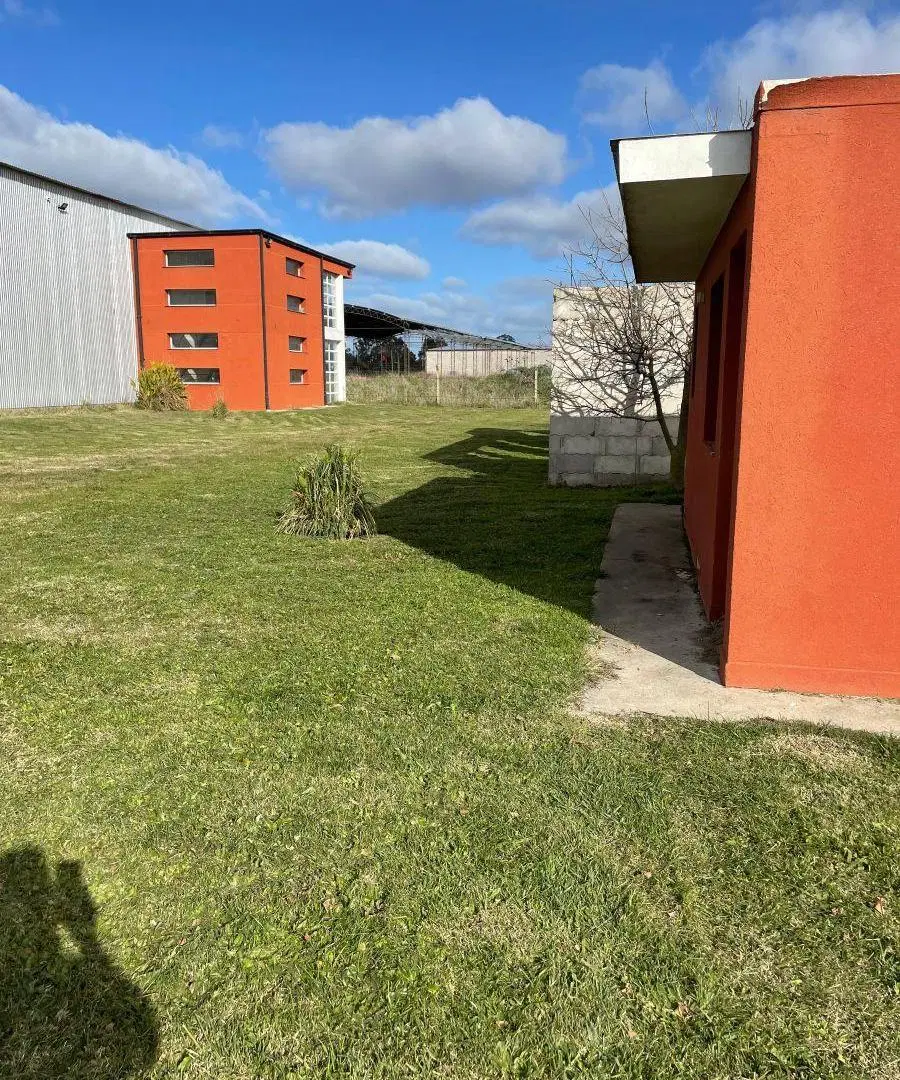 Galpón con oficinas y cinco lotes 3