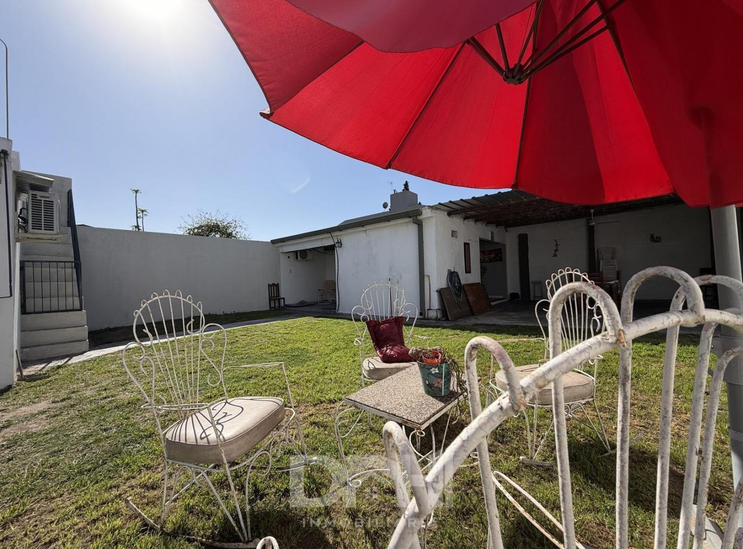 Foto de VENTA- Casa 3 Dorm Monoambiente en Fondo en Barrio Padilla, imagen 1