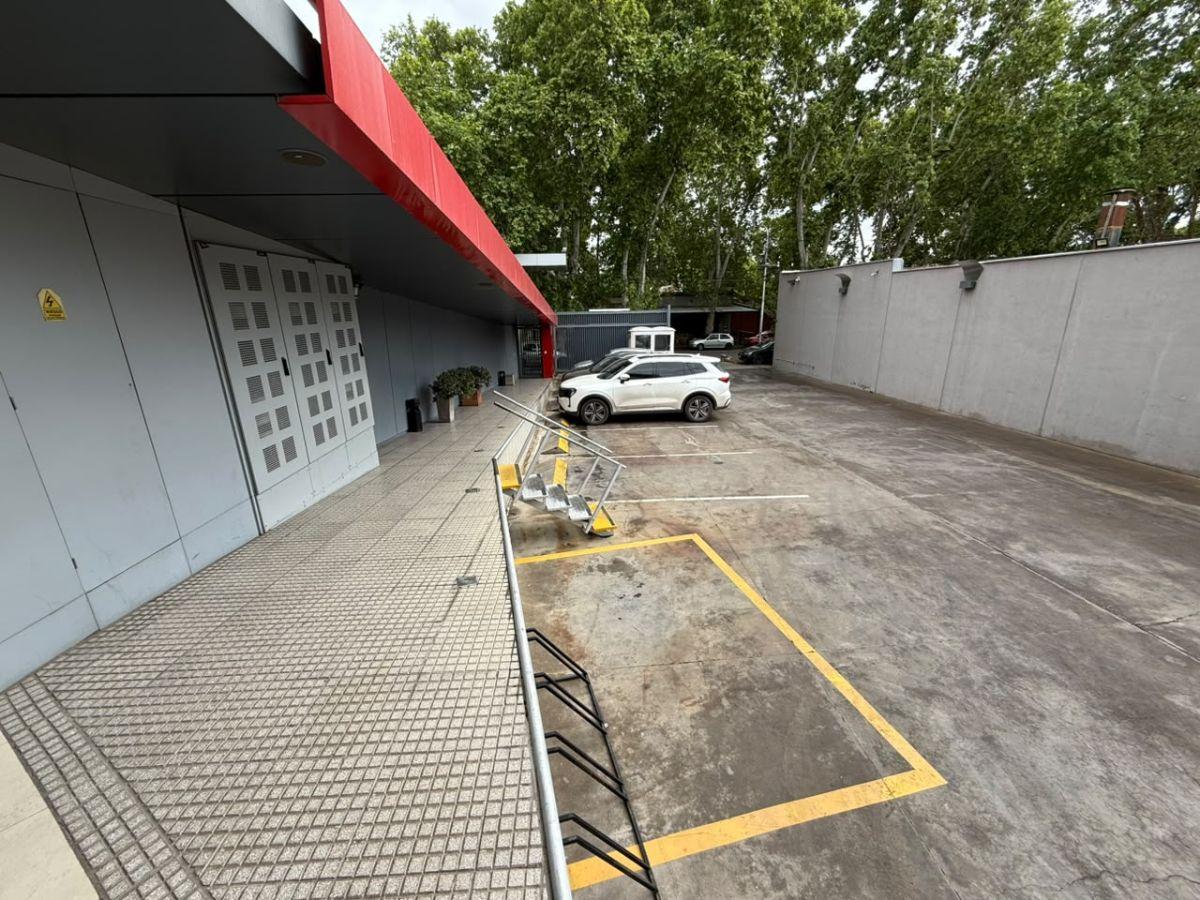 Foto de Edificio Comercial con Oficinas y Depósito techado, totalmente cerrado, imagen 4