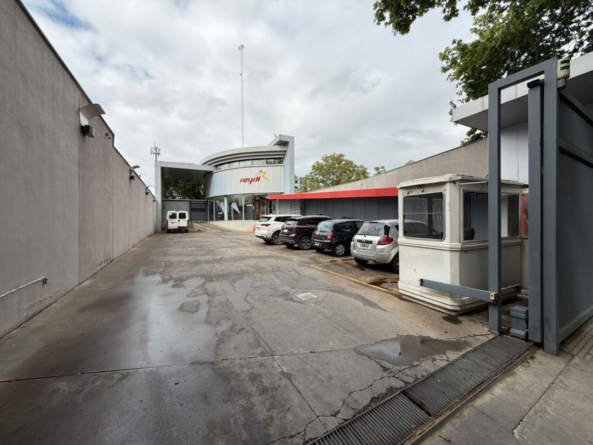 Foto de Edificio Comercial con Oficinas y Depósito techado, totalmente cerrado, imagen 3