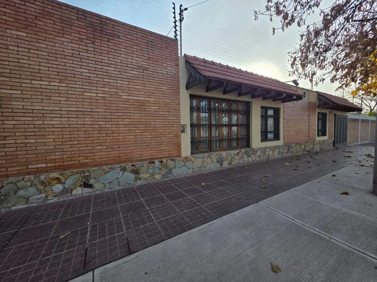 CASA EN VENTA EN GODOY CRUZ 2