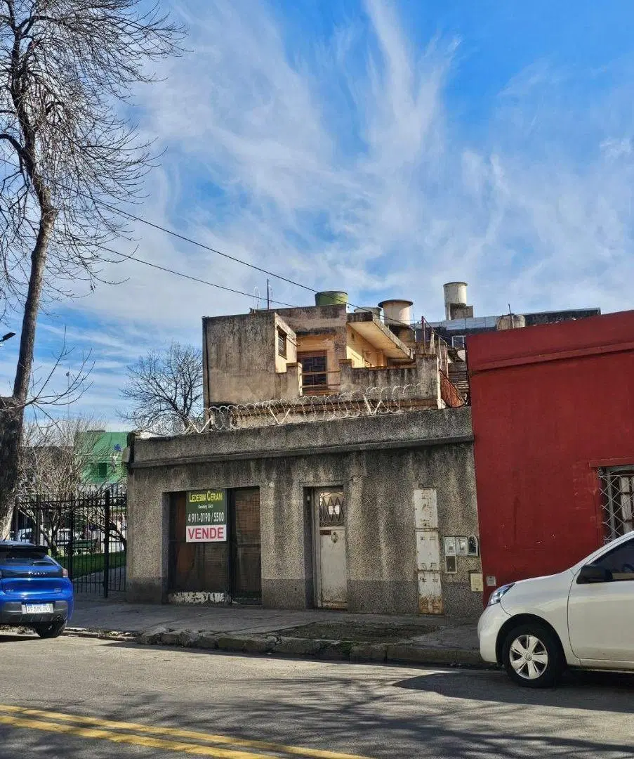 Casa antigua a la VENTA a reciclar calle Tilcara CABA 3