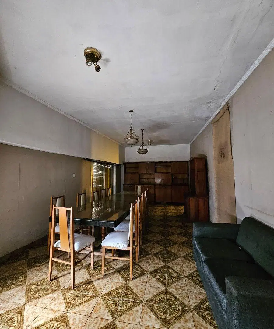Casa en esquina con local a la Venta en calle Charrúa Pompeya 3