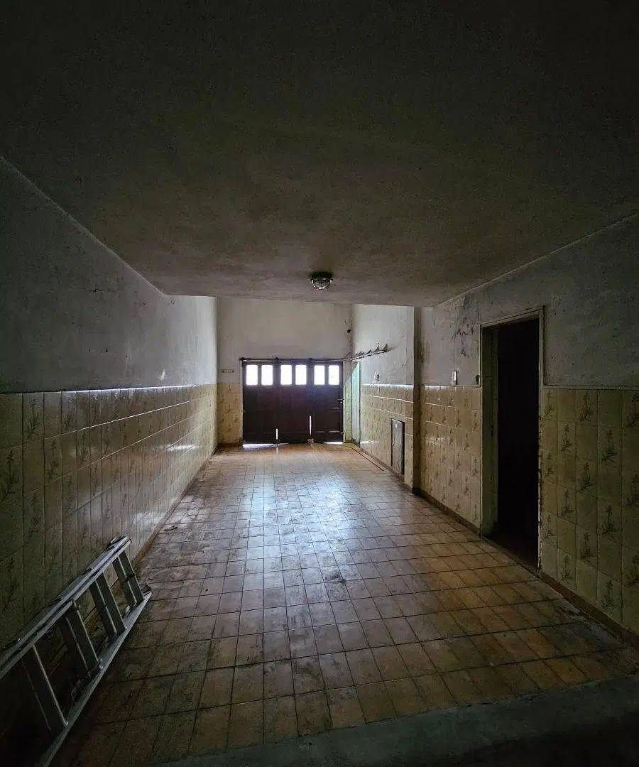 Casa en esquina con local a la Venta en calle Charrúa Pompeya 5