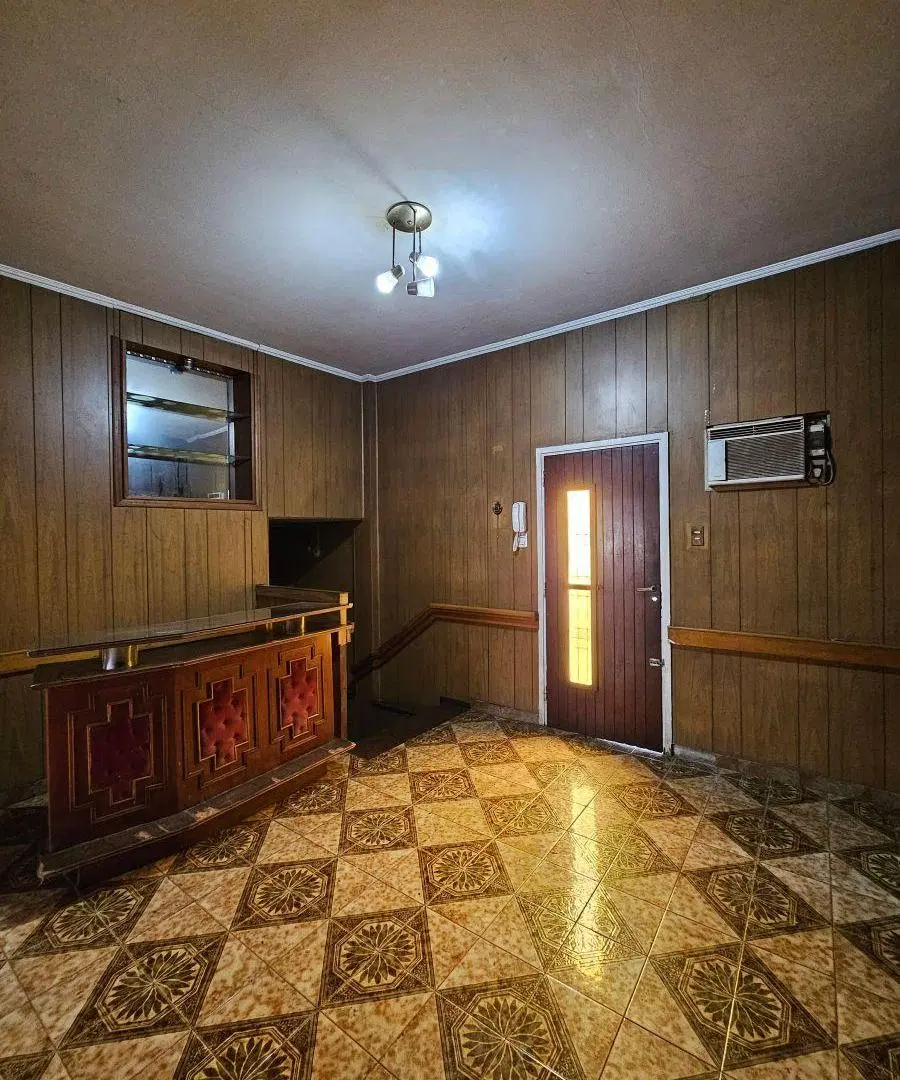 Casa en esquina con local a la Venta en calle Charrúa Pompeya 4
