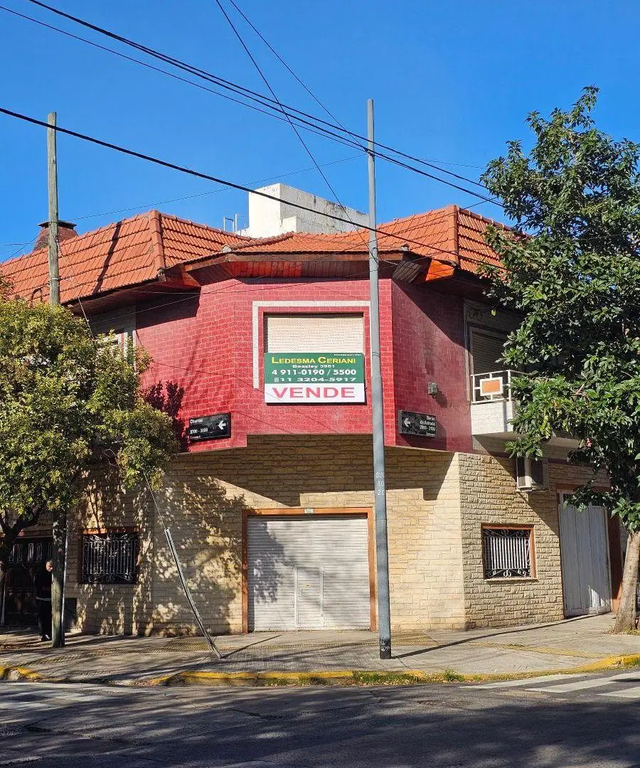 Casa en esquina con local a la Venta en calle Charrúa Pompeya 2
