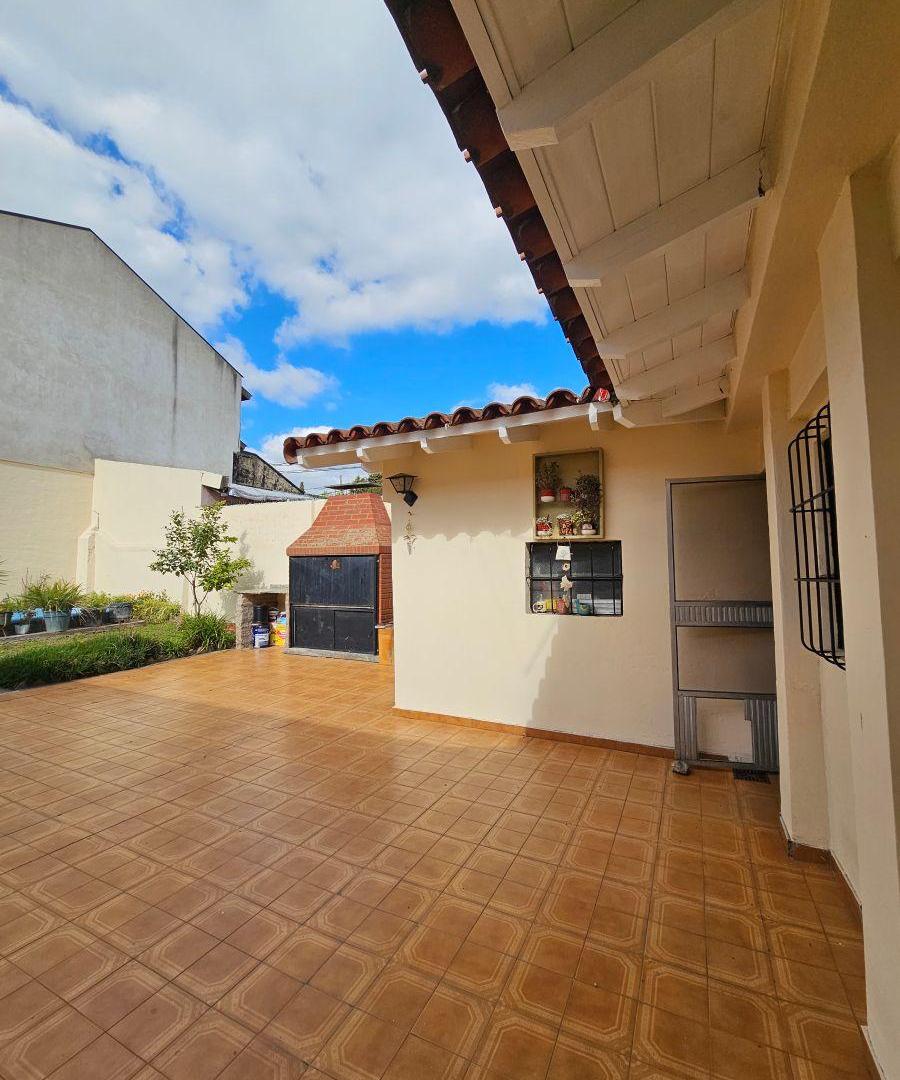 Foto de Casa tipo chalet familiar con jardín a la Venta en Luis Guillón, imagen 2