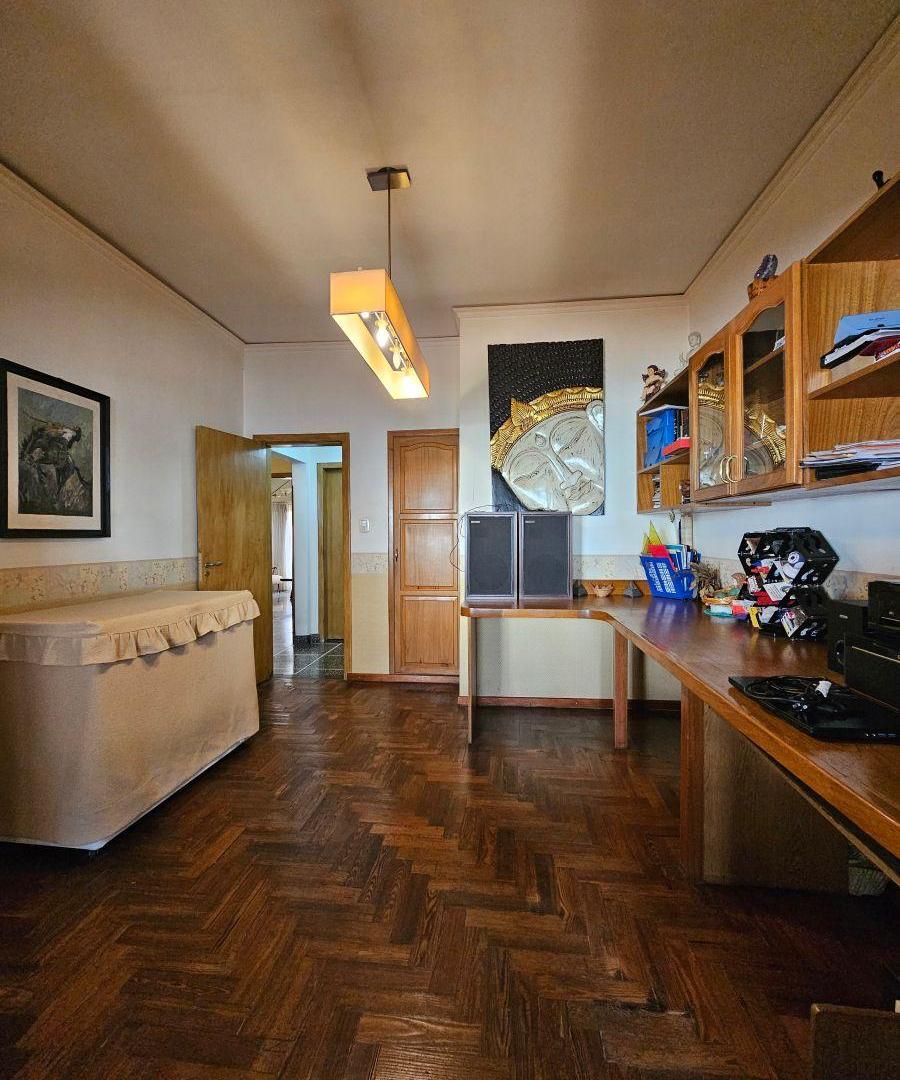Foto de Casa tipo chalet familiar con jardín a la Venta en Luis Guillón, imagen 4