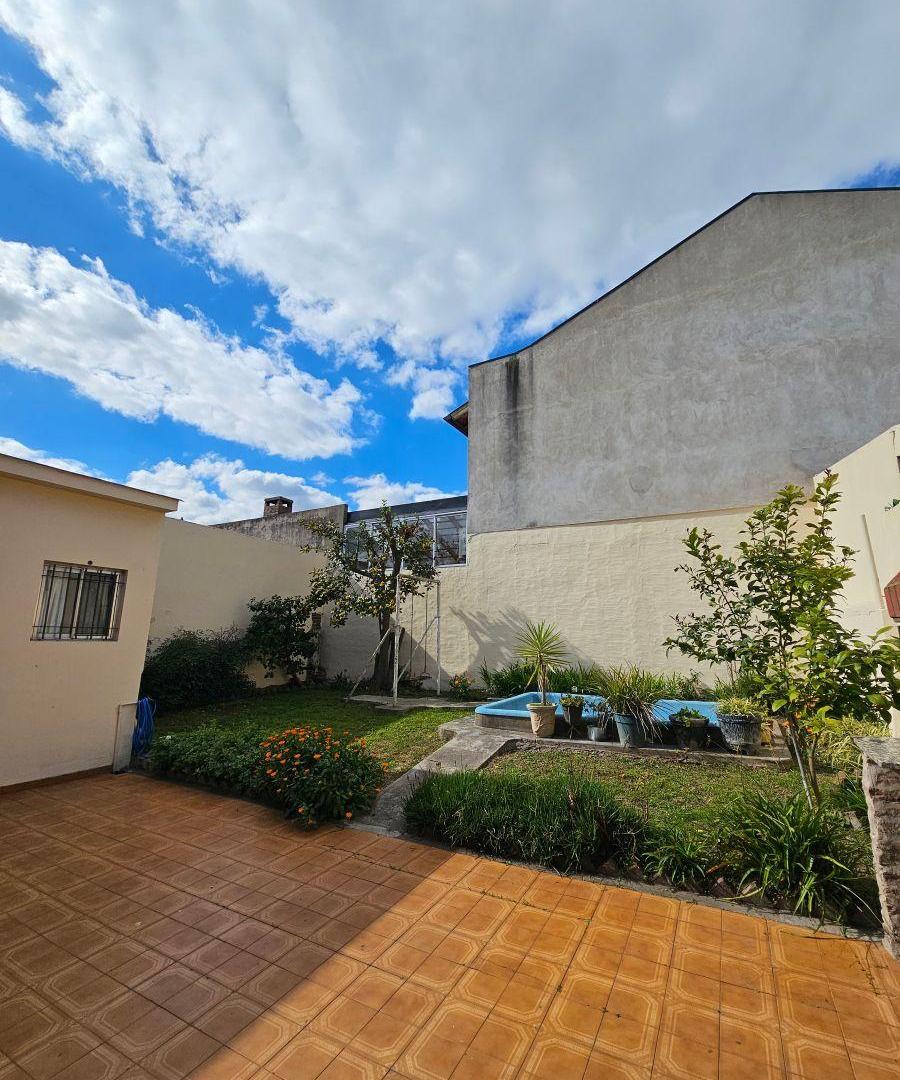Foto de Casa tipo chalet familiar con jardín a la Venta en Luis Guillón, imagen 1