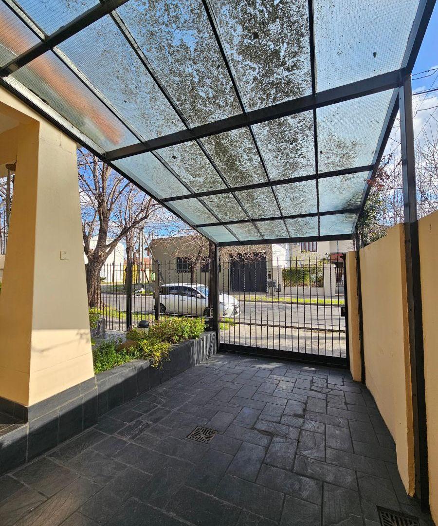 Foto de Casa tipo chalet familiar con jardín a la Venta en Luis Guillón, imagen 5