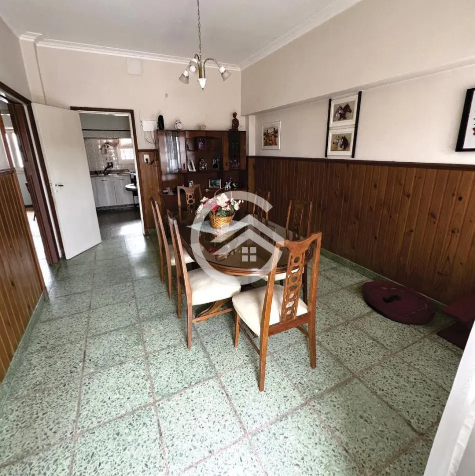 Clasico chalet marplatense mas depto. 2 ambientes al fondo. 3