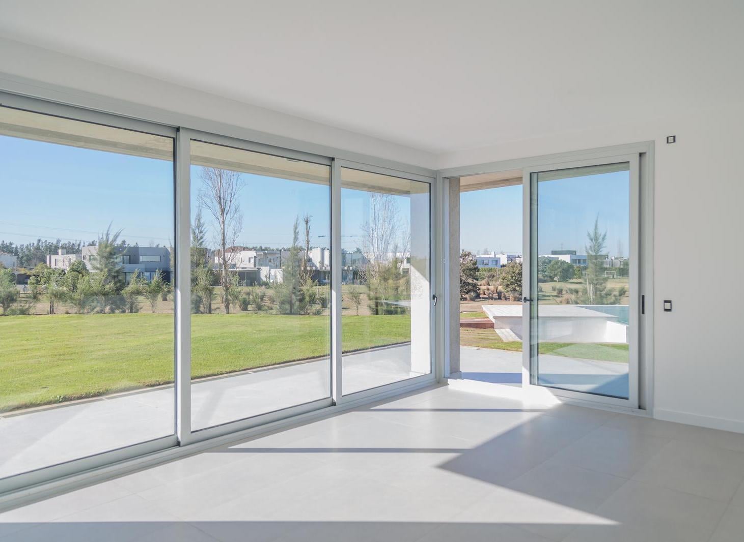 Foto de Venta departamento 4 ambientes con jardín y piscina propia PB en Yoo, imagen 1