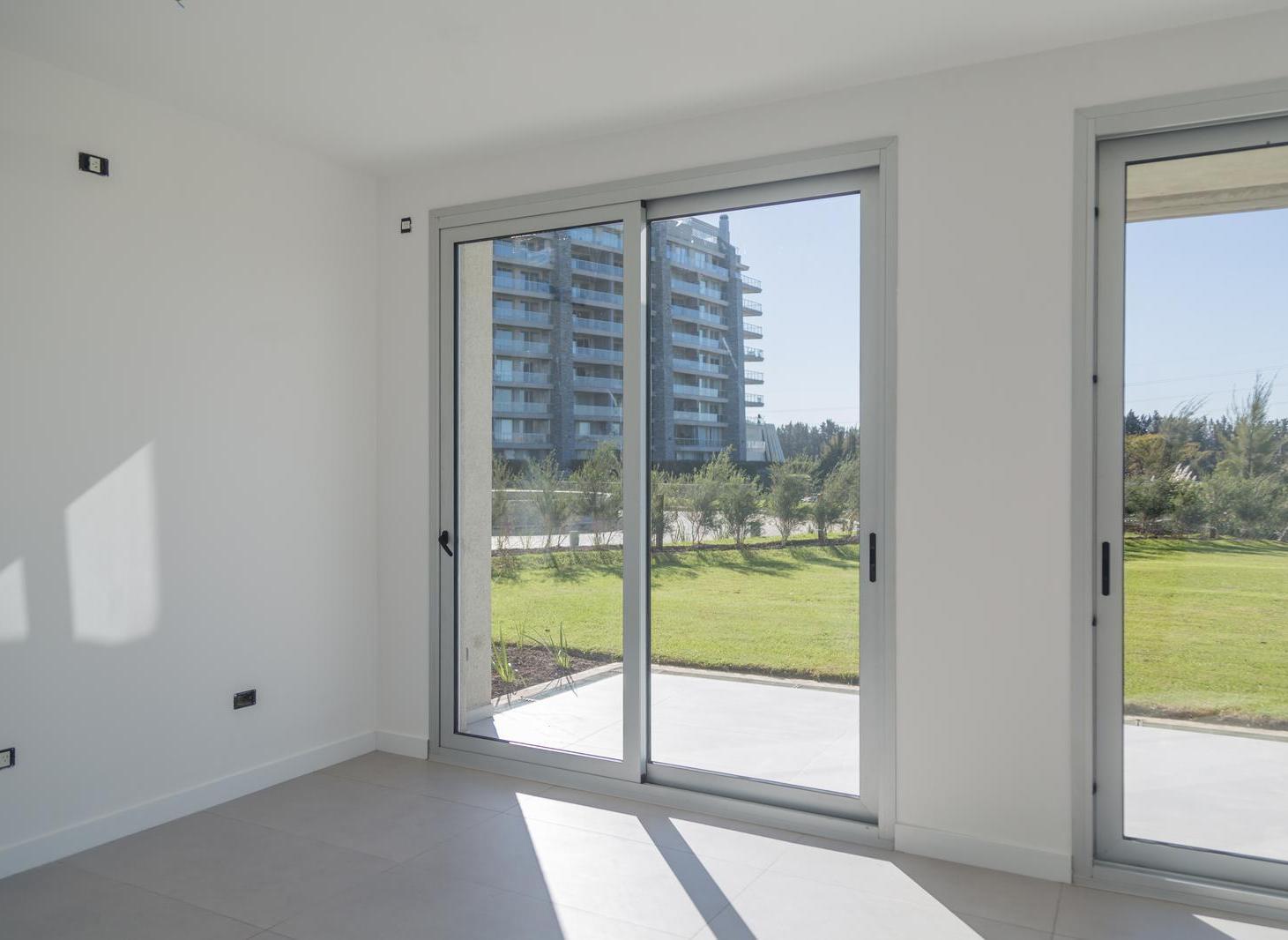 Foto de Venta departamento 4 ambientes con jardín y piscina propia PB en Yoo, imagen 3