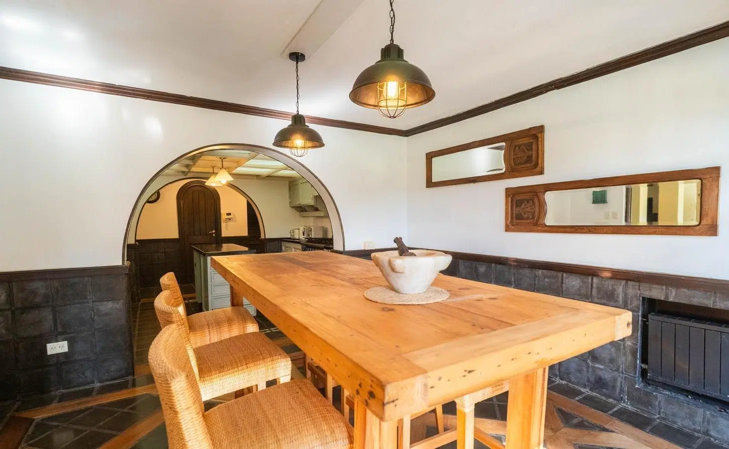 Venta importante casa en Los Troncos con jardín, quincho y casa de huéspedes 5