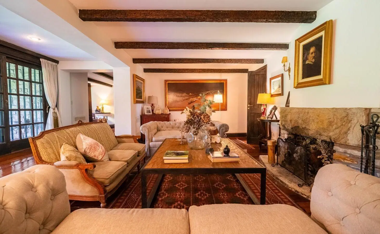 Venta importante casa en Los Troncos con jardín, quincho y casa de huéspedes 8