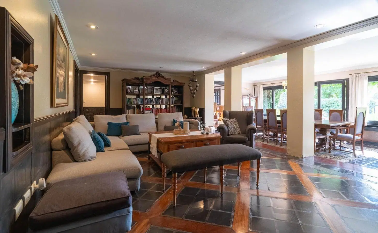 Venta importante casa en Los Troncos con jardín, quincho y casa de huéspedes 1