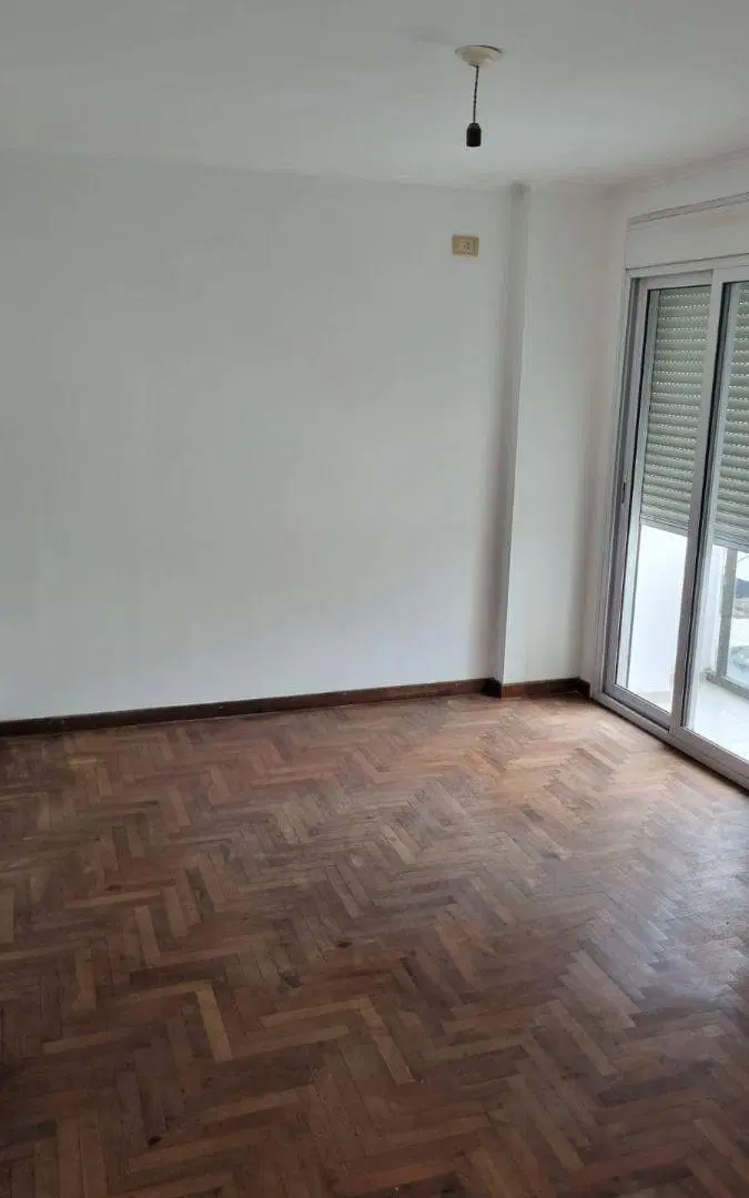 IMPECABLE ESTADO!ESCRITURA!SOBRE AVENIDA!PISO MEDIO AL ESTE! COCINA SEPARADA!DORMITORIO ENORME! 4