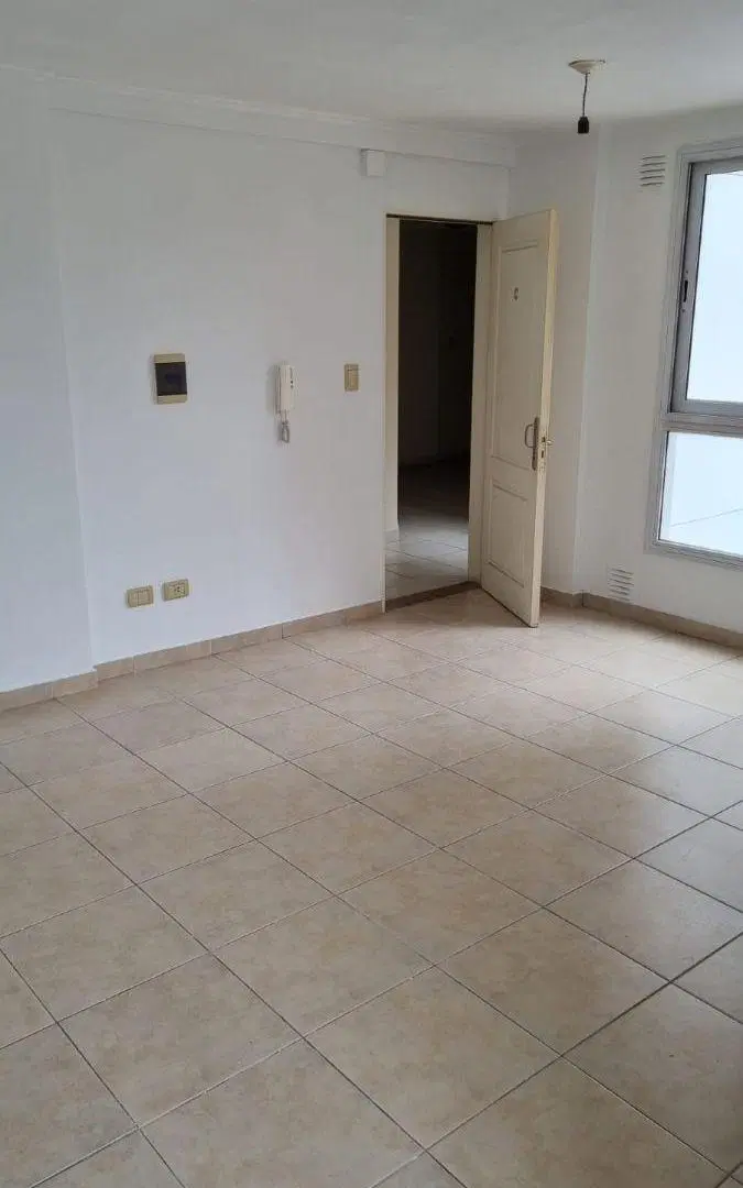 IMPECABLE ESTADO!ESCRITURA!SOBRE AVENIDA!PISO MEDIO AL ESTE! COCINA SEPARADA!DORMITORIO ENORME! 5