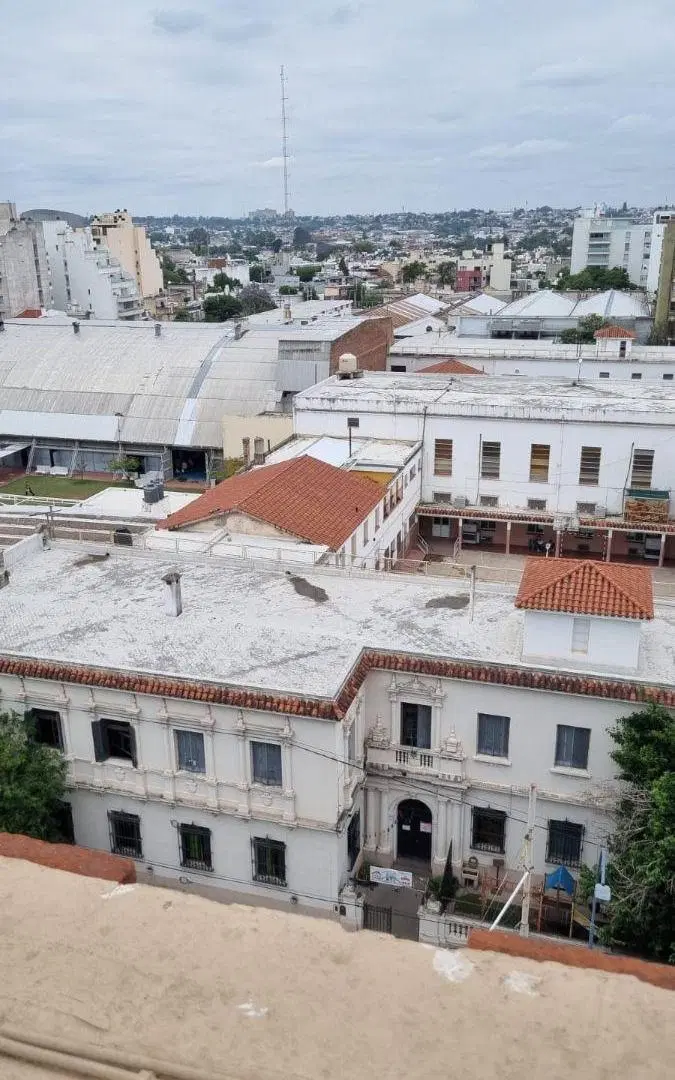 IMPECABLE ESTADO!ESCRITURA!SOBRE AVENIDA!PISO MEDIO AL ESTE! COCINA SEPARADA!DORMITORIO ENORME! 3