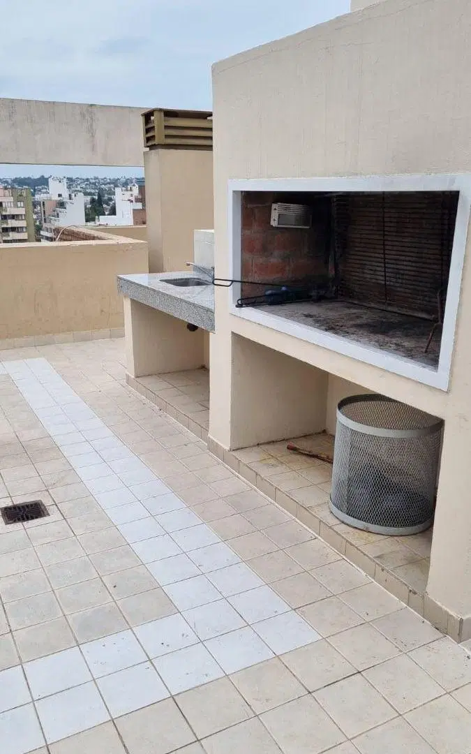IMPECABLE ESTADO!ESCRITURA!SOBRE AVENIDA!PISO MEDIO AL ESTE! COCINA SEPARADA!DORMITORIO ENORME! 2