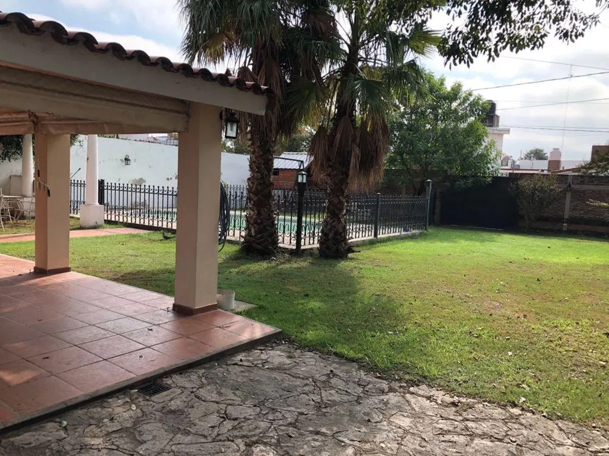 GRAN CASONA!DOS PLANTAS PILETA QUINCHO PARQUE! IMPECABLE ESTADO! CALEFACCION CENTRAL! APTO USO PROF. 2