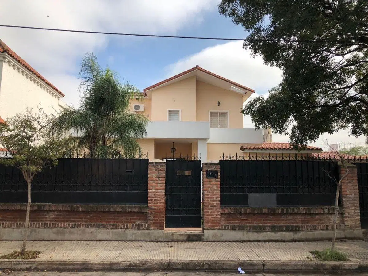 GRAN CASONA!DOS PLANTAS PILETA QUINCHO PARQUE! IMPECABLE ESTADO! CALEFACCION CENTRAL! APTO USO PROF. 3