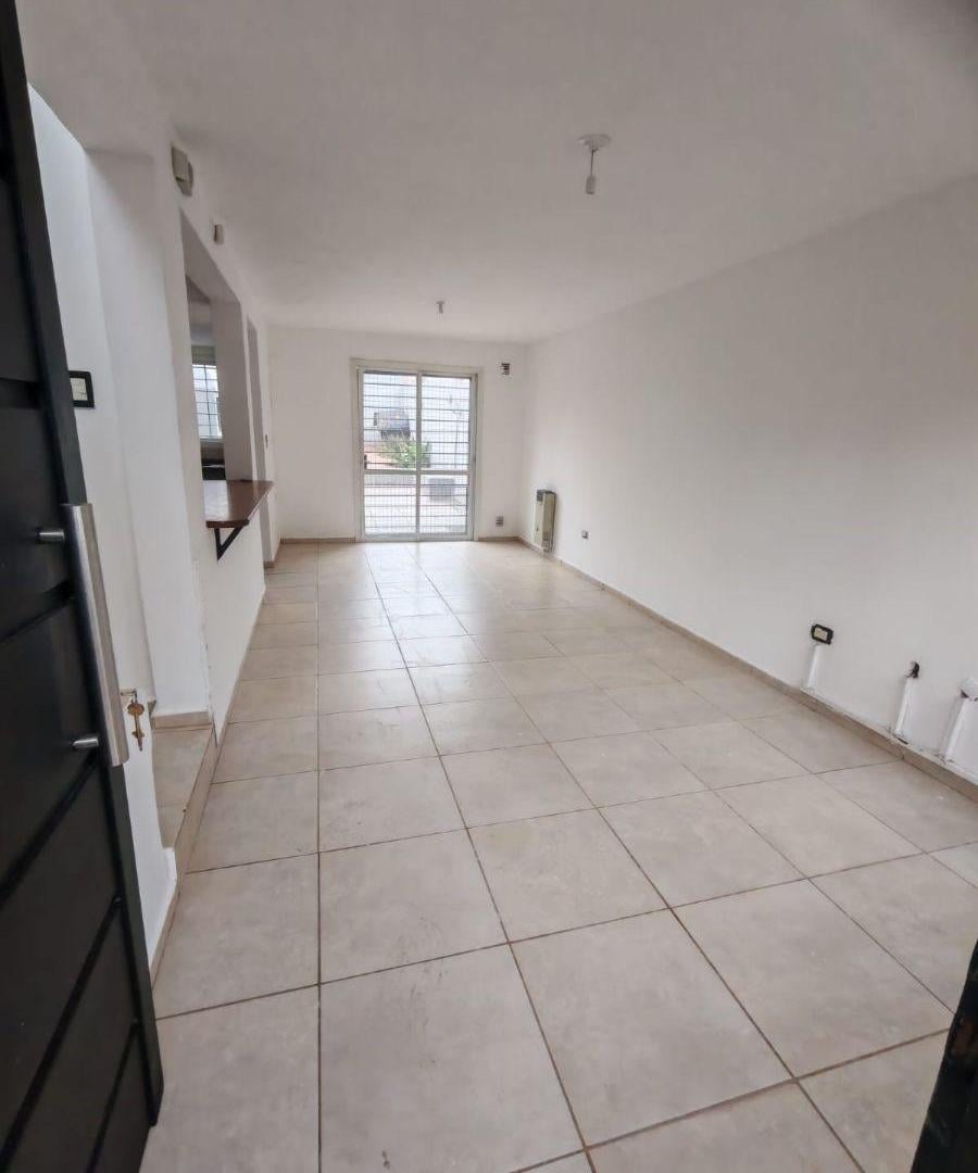 Foto de DUPLEX AMPLIO Y COMODO! COCHERAX2 PATIO CON ASADOR ! LIVING RECTANGULAR, imagen 3