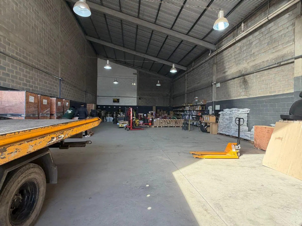 Depósito en Venta | 360 m² Cubiertos + Oficinas | Lote de 500 m² | A metros de Av. Donosa y Manantia 5