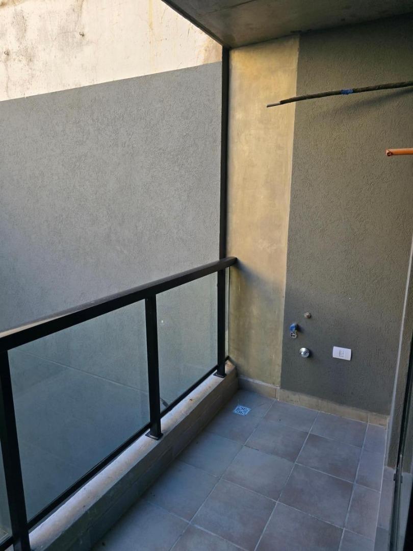 Foto de VENTA MONOAMBIENTE AMPLIO Y LUMINOSO CON BALCON – COGHLAN, imagen 3