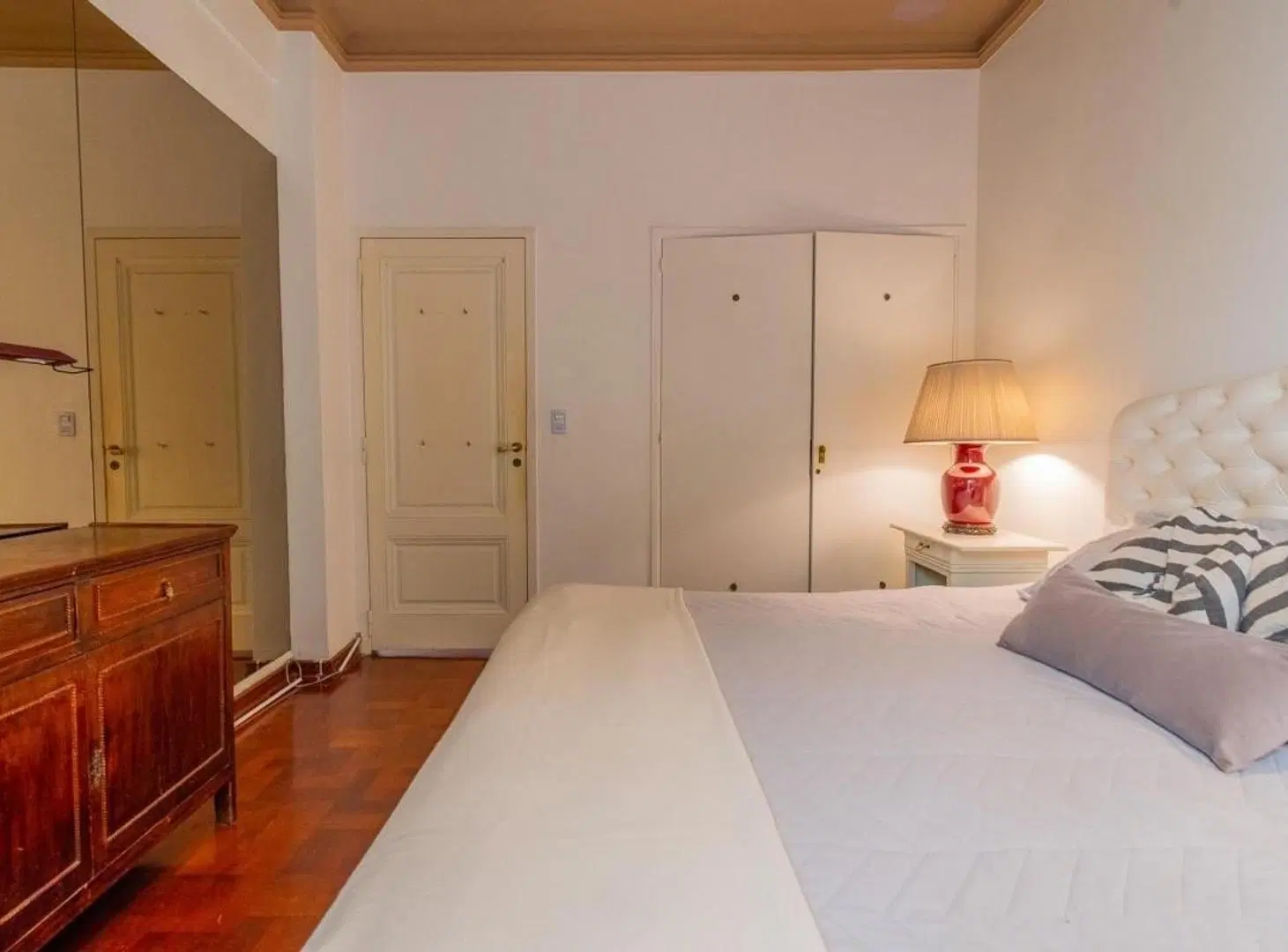 ALQUILER PISO 6 AMBIENTES AMOBLADO CON PATIO PRIVADO -RETIRO 5