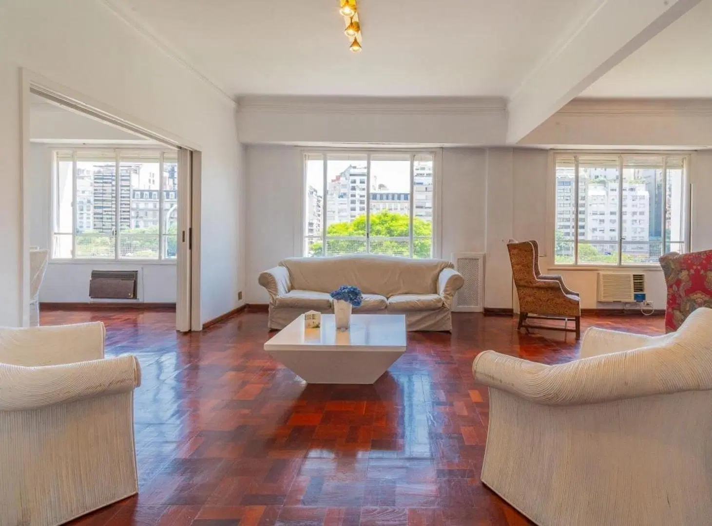 ALQUILER PISO 6 AMBIENTES AMOBLADO CON PATIO PRIVADO -RETIRO 2
