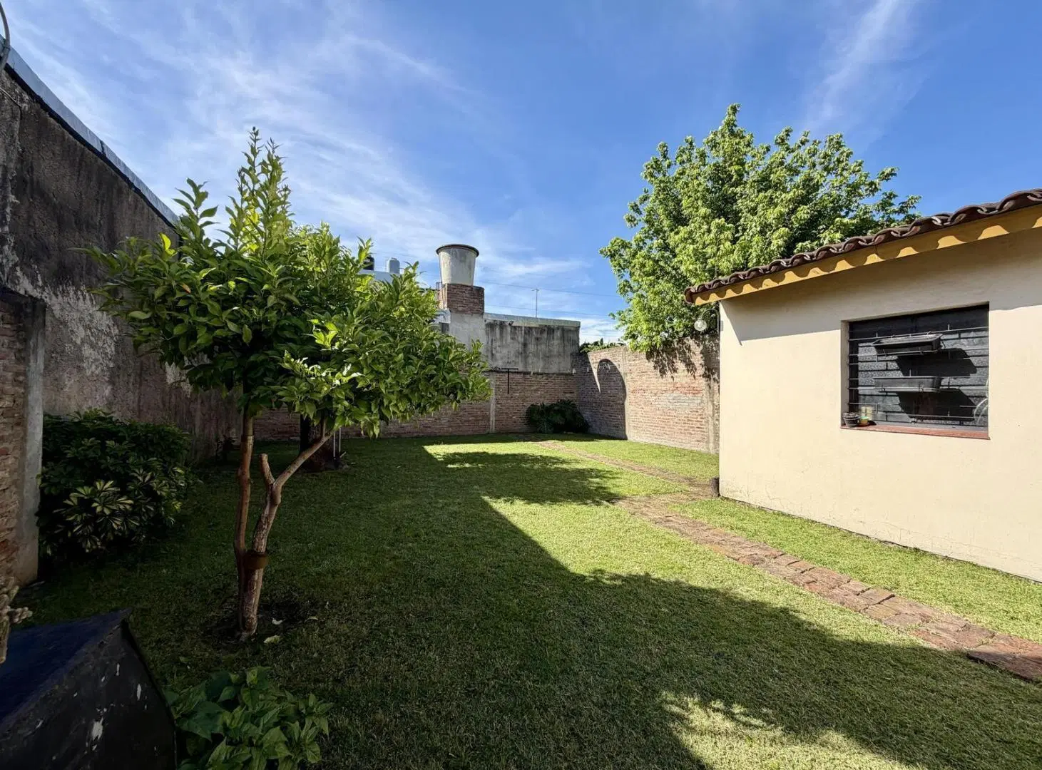 CASA EN VENTA BURZACO 4 AMBIENTES 4