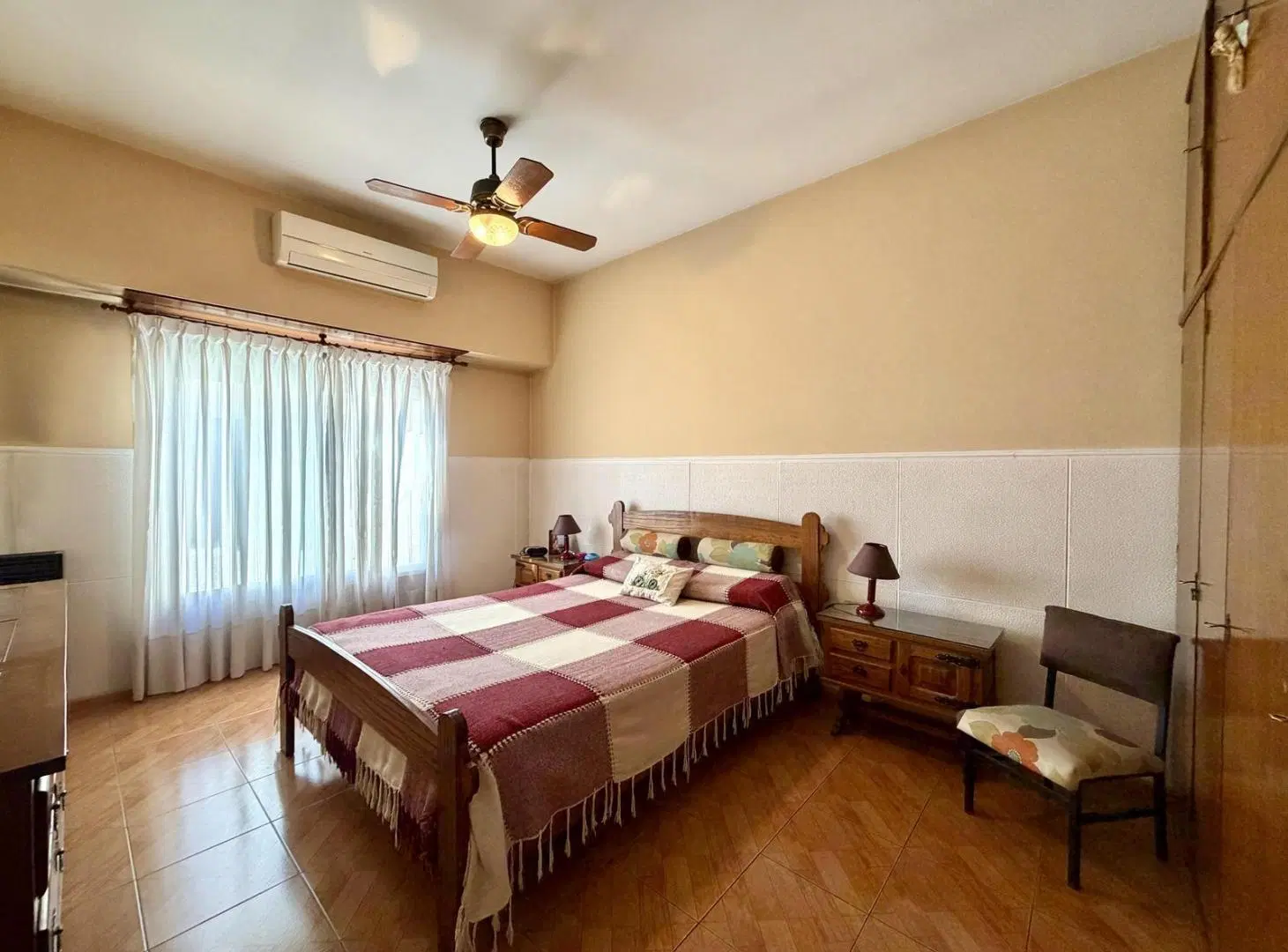CASA EN VENTA BURZACO 4 AMBIENTES 2