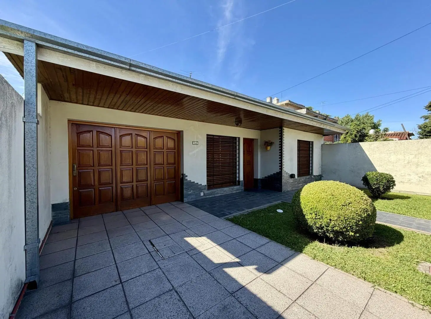 CASA EN VENTA BURZACO 4 AMBIENTES 3