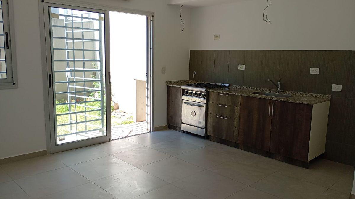 Foto de Duplex 3 ambientes con cochera Bernal, imagen 2