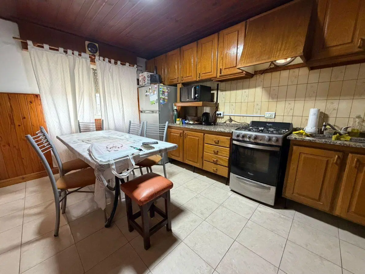 Casa con 3 habitaciones con cochera, apta para uso comercial 4