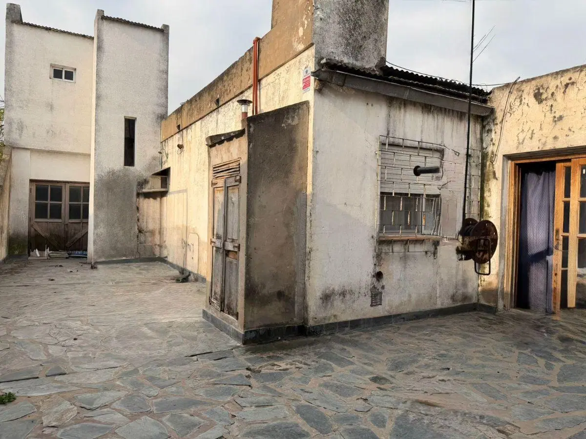 Casa con 3 habitaciones con cochera, apta para uso comercial 2