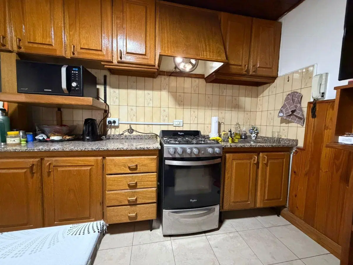 Casa con 3 habitaciones con cochera, apta para uso comercial 3