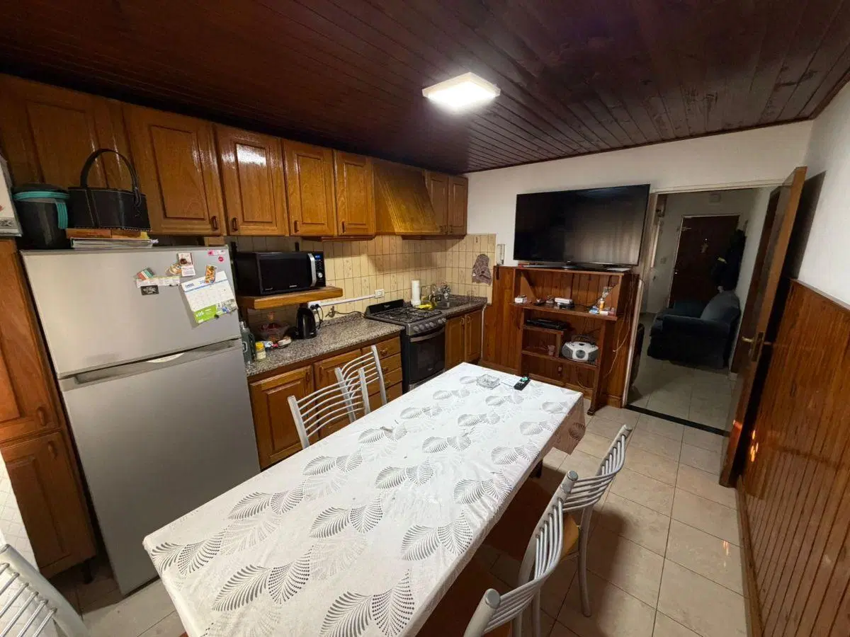 Casa con 3 habitaciones con cochera, apta para uso comercial 5